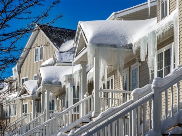 Why You Should Choose Professional Ice Dam Removal Over DIY